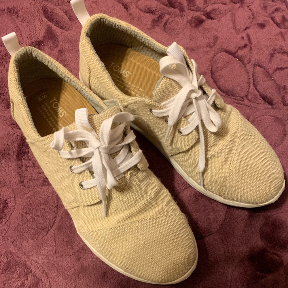 Toms sneakers size 9